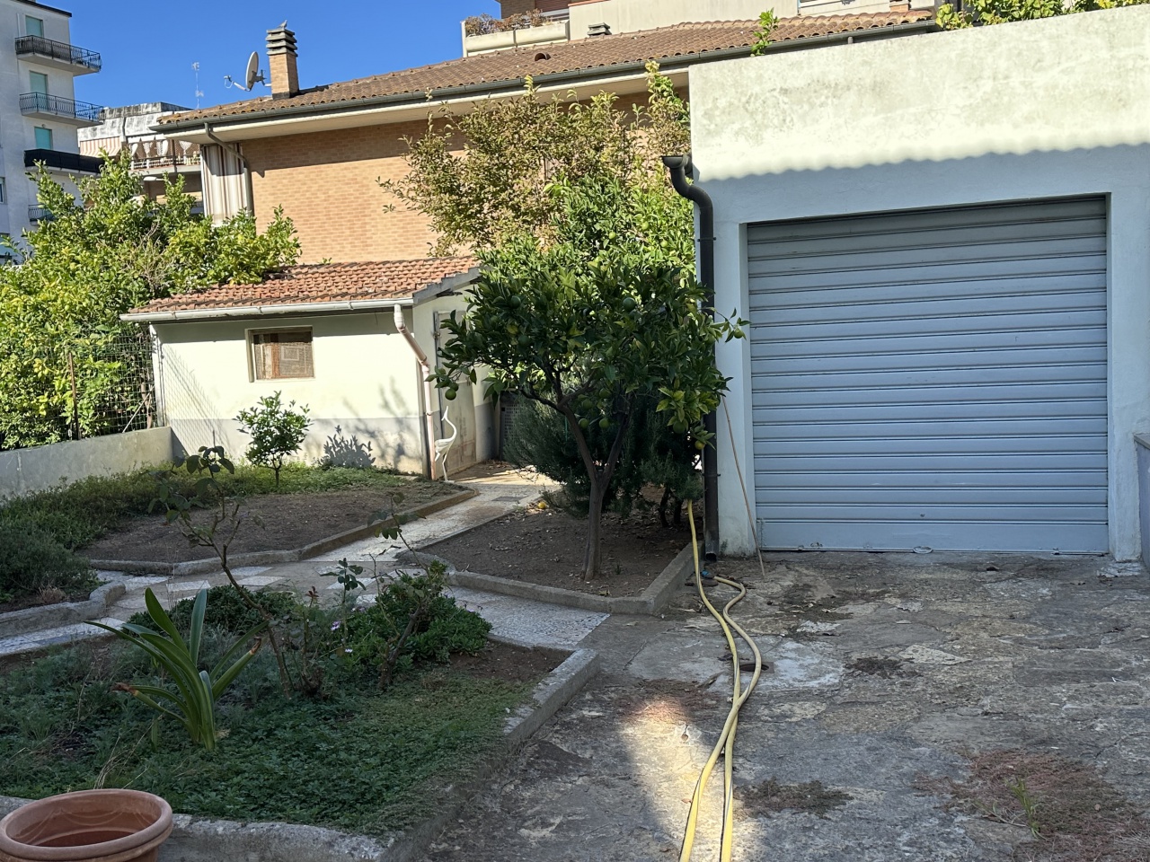 Casa indipendente con giardino in via rossini, Follonica