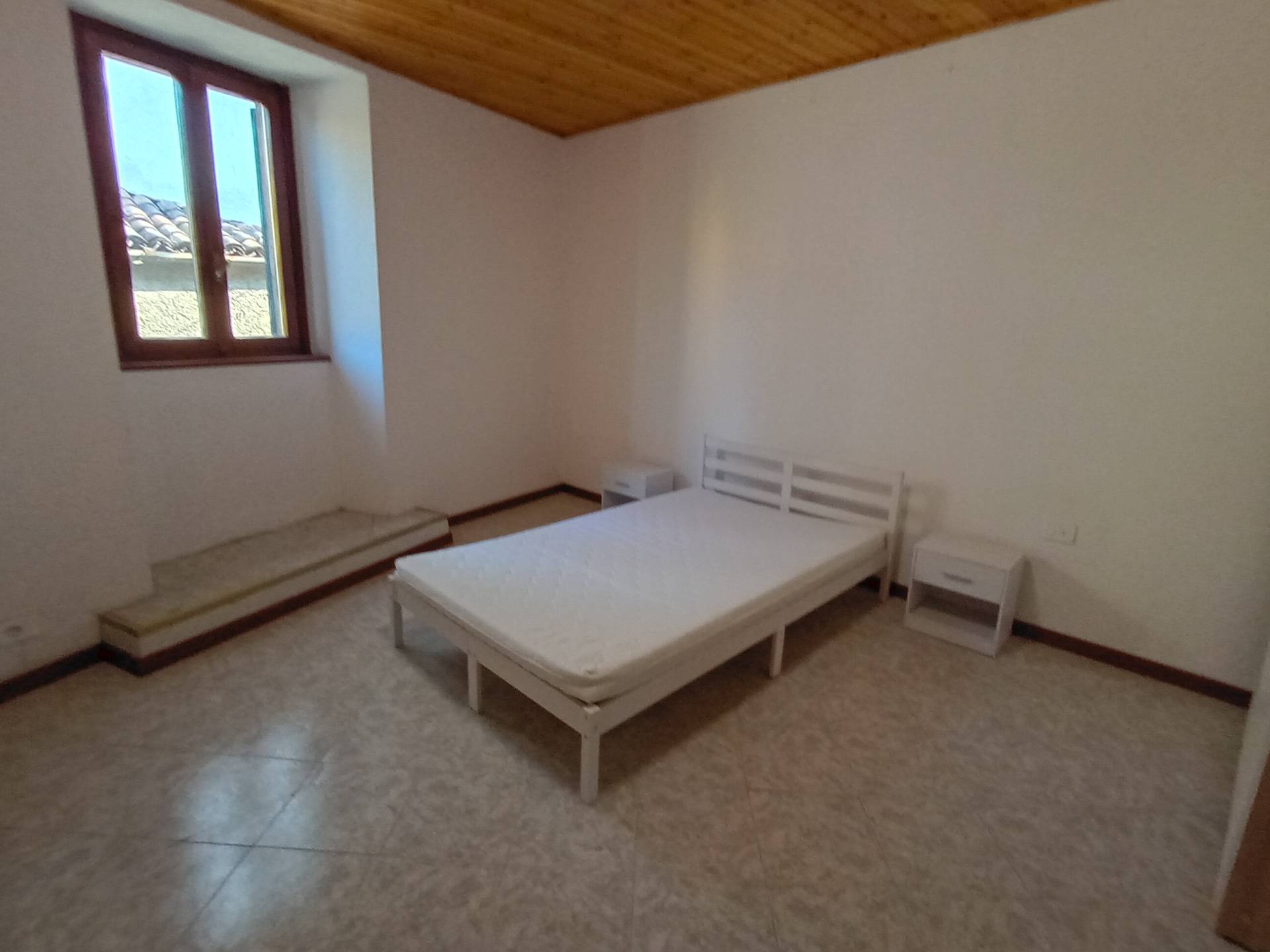 stanza in affitto a Longone al Segrino