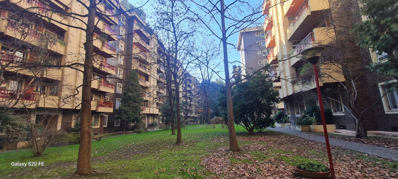 Quadrilocale con terrazzo in via bergognone, Milano