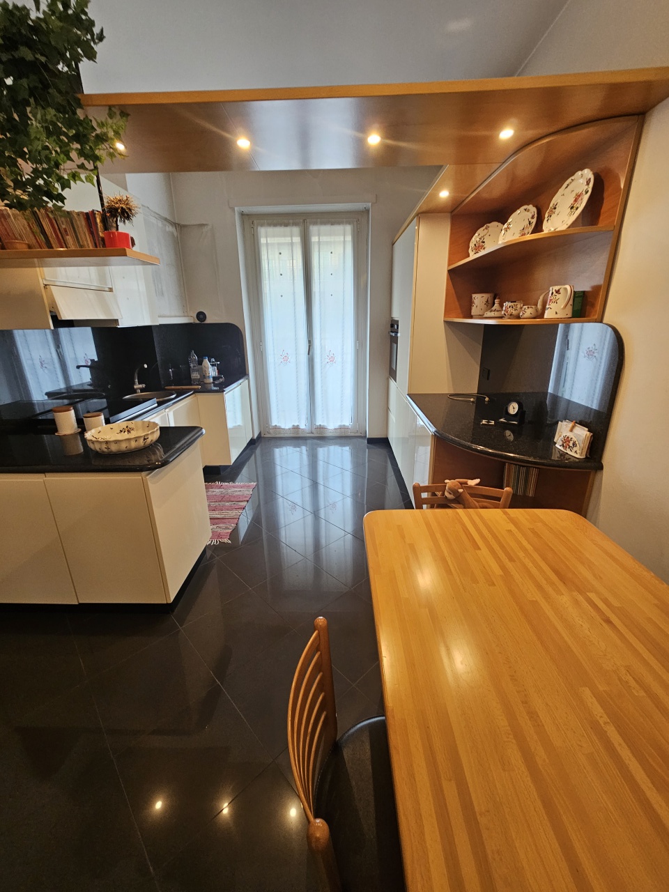 Trilocale con box a Milano