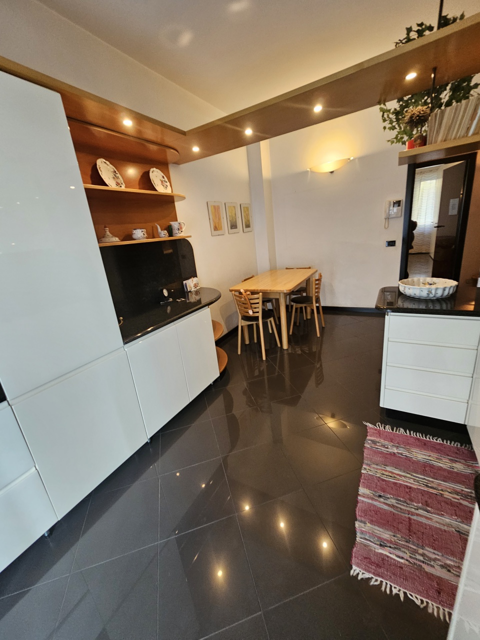 Trilocale con box a Milano