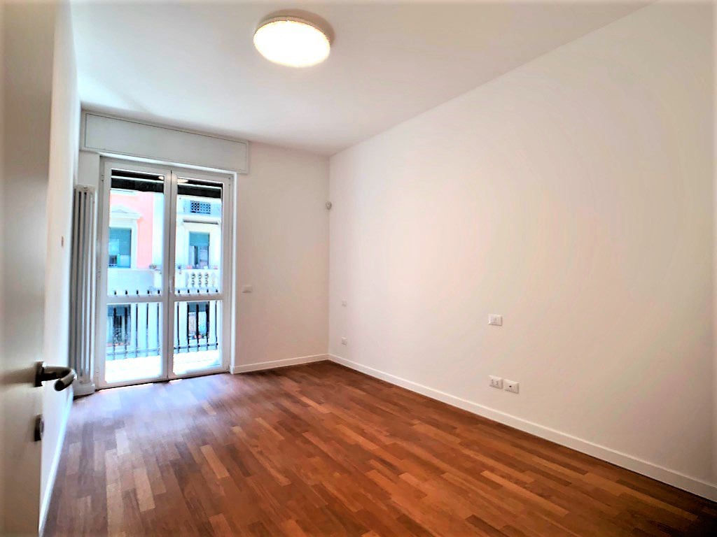 Trilocale ristrutturato in via romolo gessi, Milano