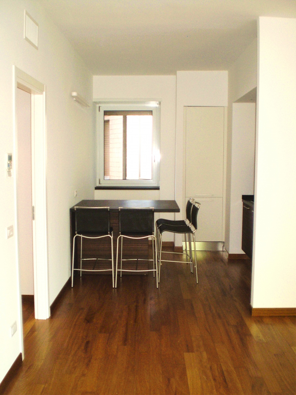 Quadrilocale ristrutturato in via messina, Milano