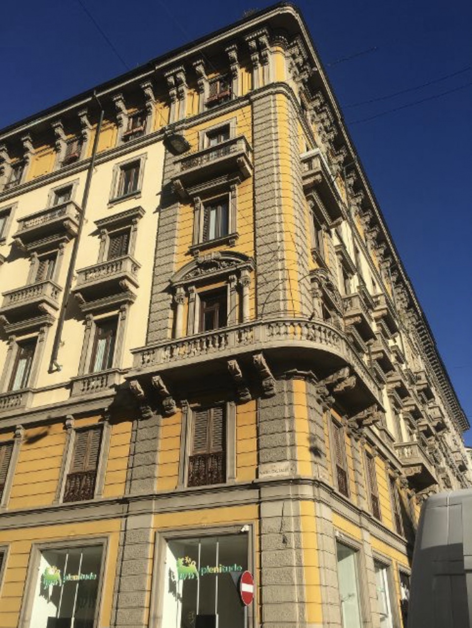 Trilocale con terrazzo in via panfilo castaldi, Milano