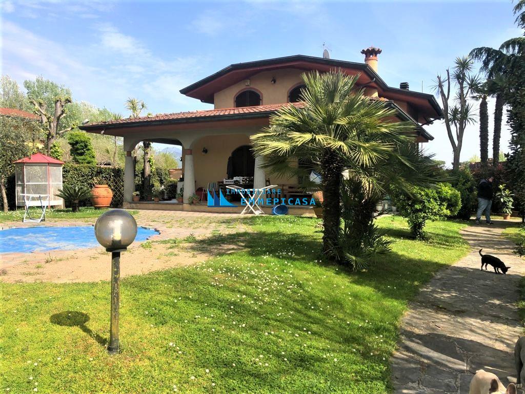 Villa con giardino, Massa poveromo