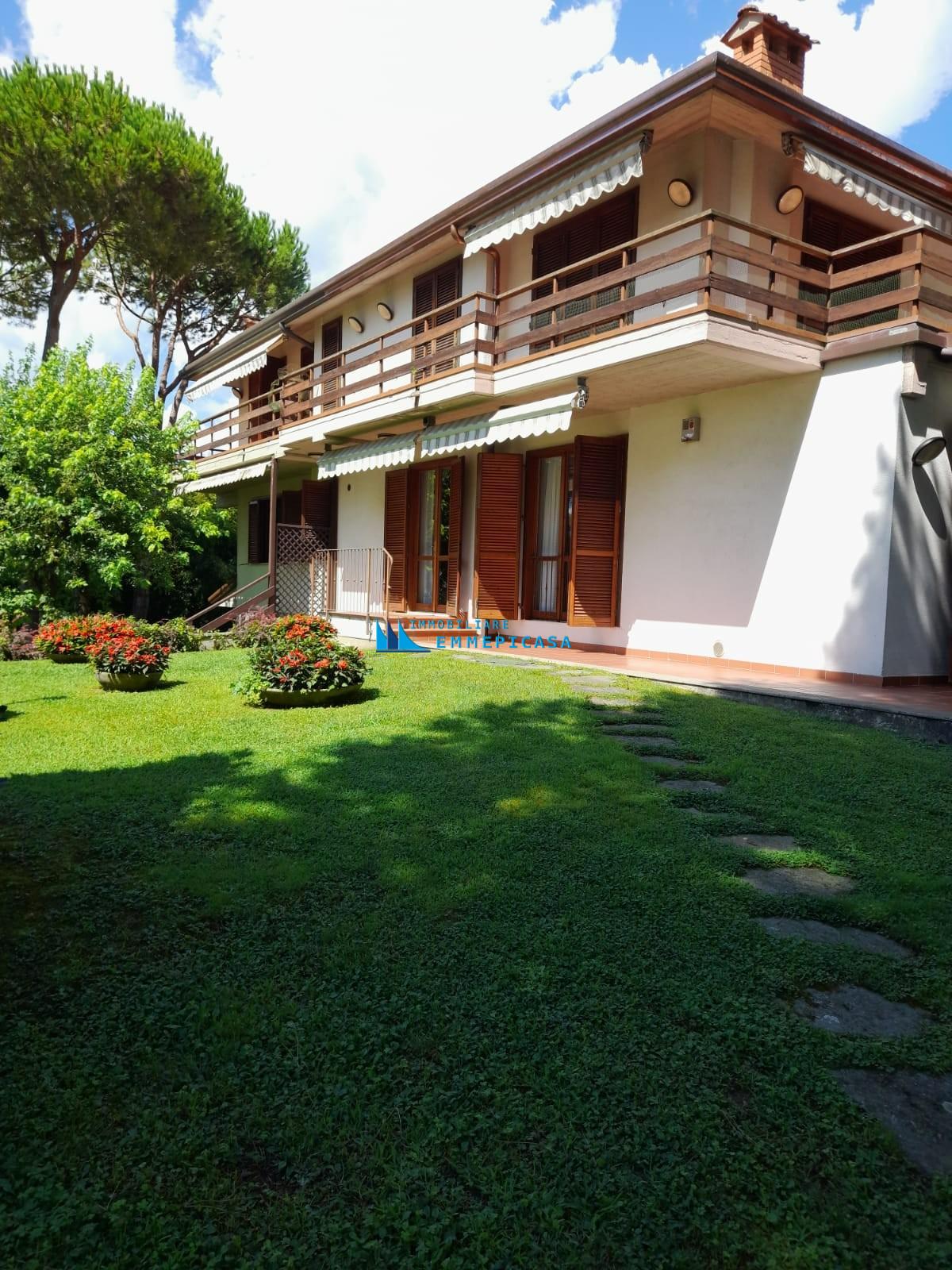 Villa con giardino, Massa ronchi