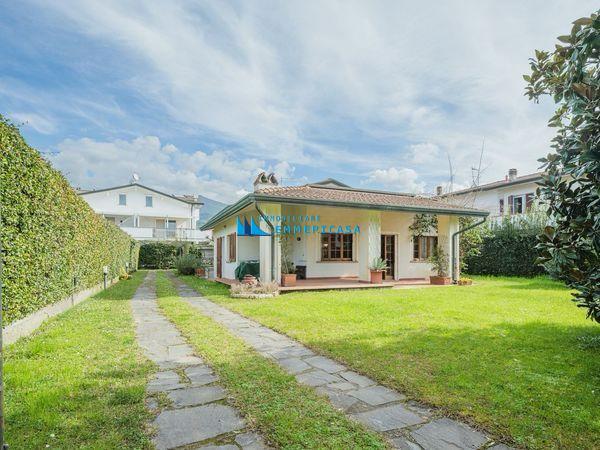Casa indipendente con giardino, Montignoso cinquale