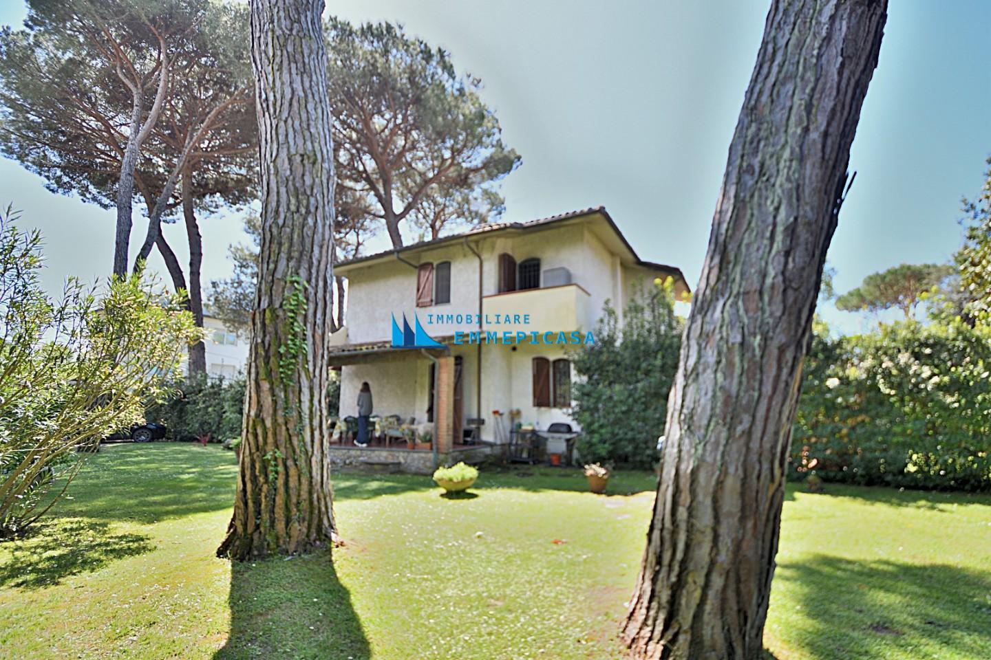Villa Bifamiliare con giardino, Massa poveromo