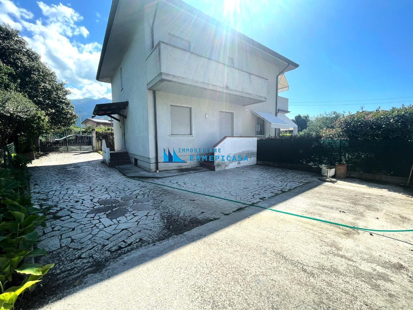 Villa con giardino, Montignoso cervaiolo