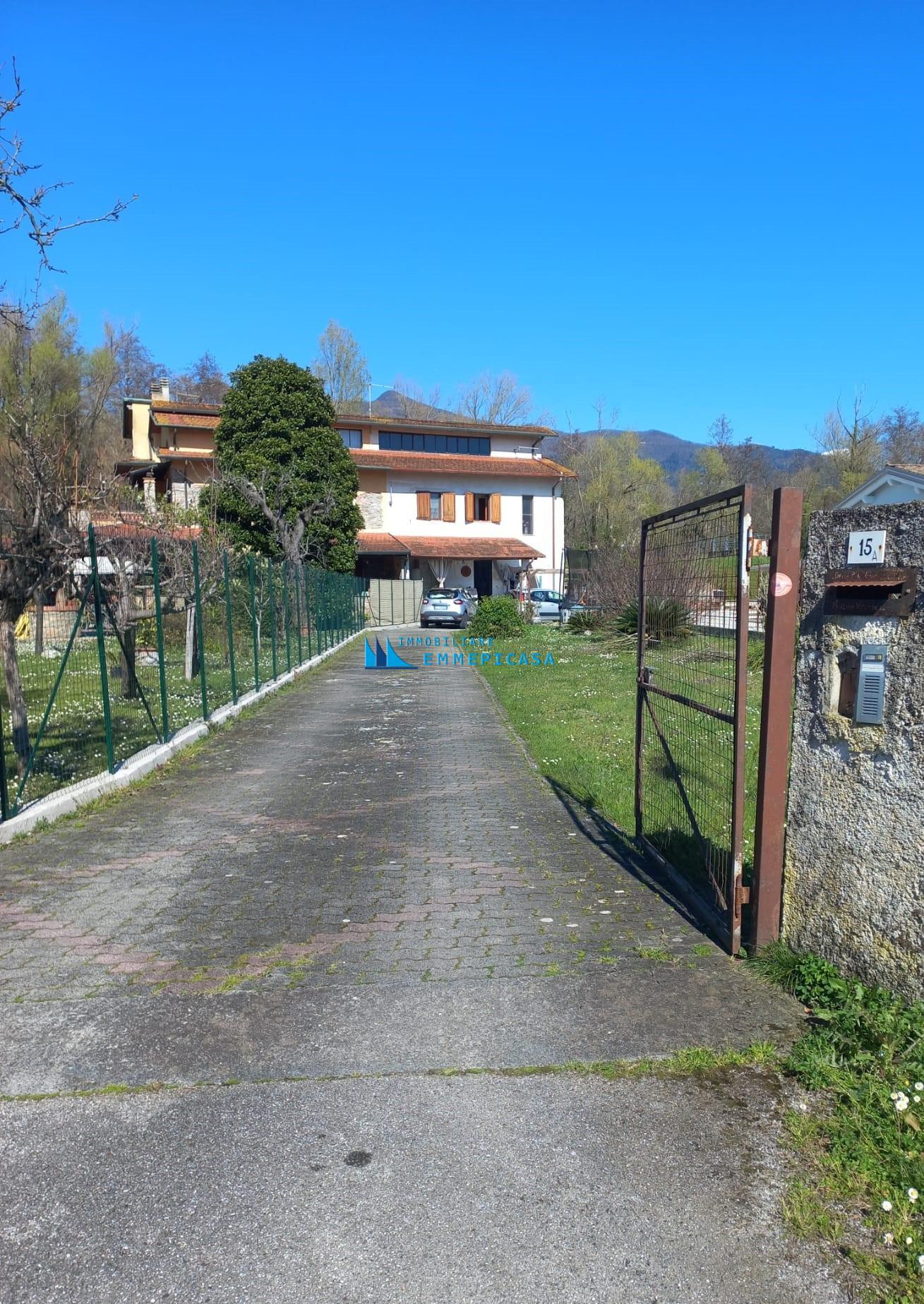 Villa Bifamiliare con giardino a Montignoso