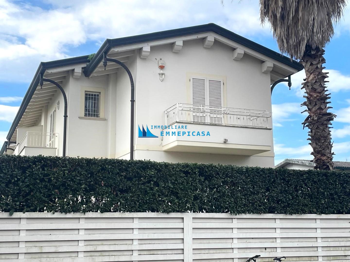 Villa con giardino, Montignoso cinquale