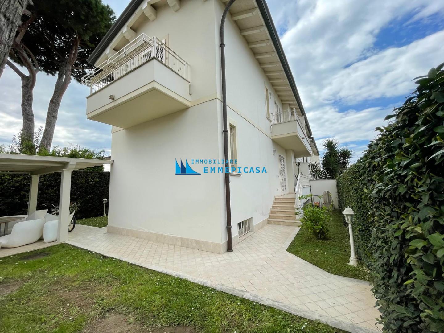 Villa con giardino, Montignoso cinquale