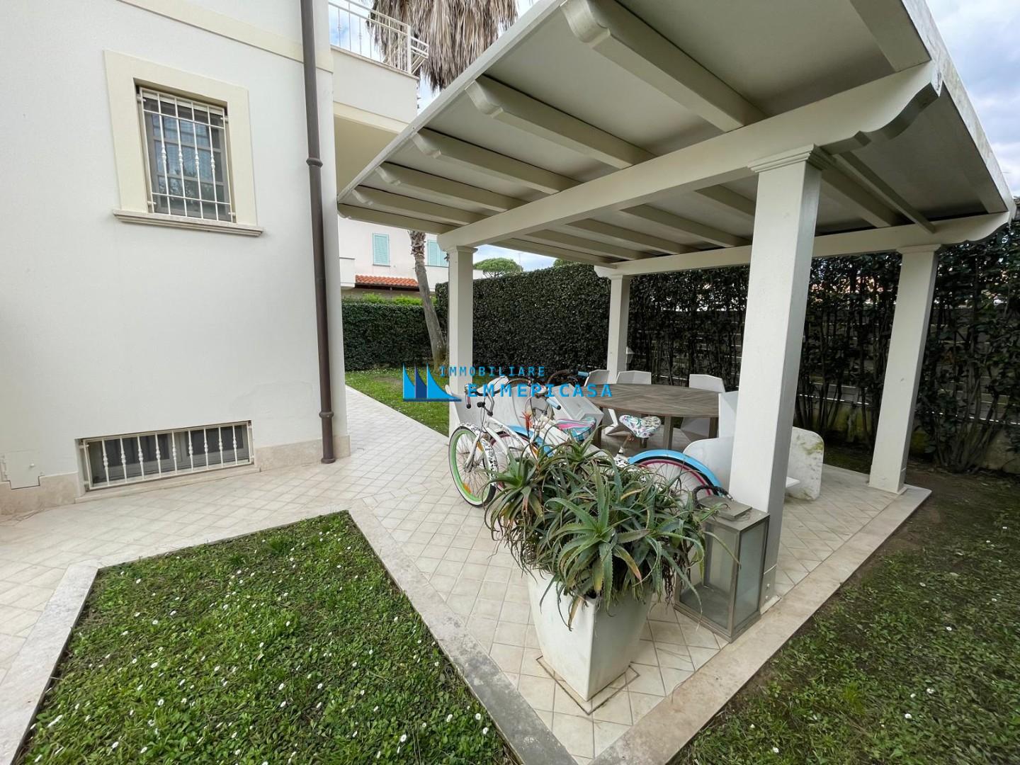 Villa con giardino, Montignoso cinquale