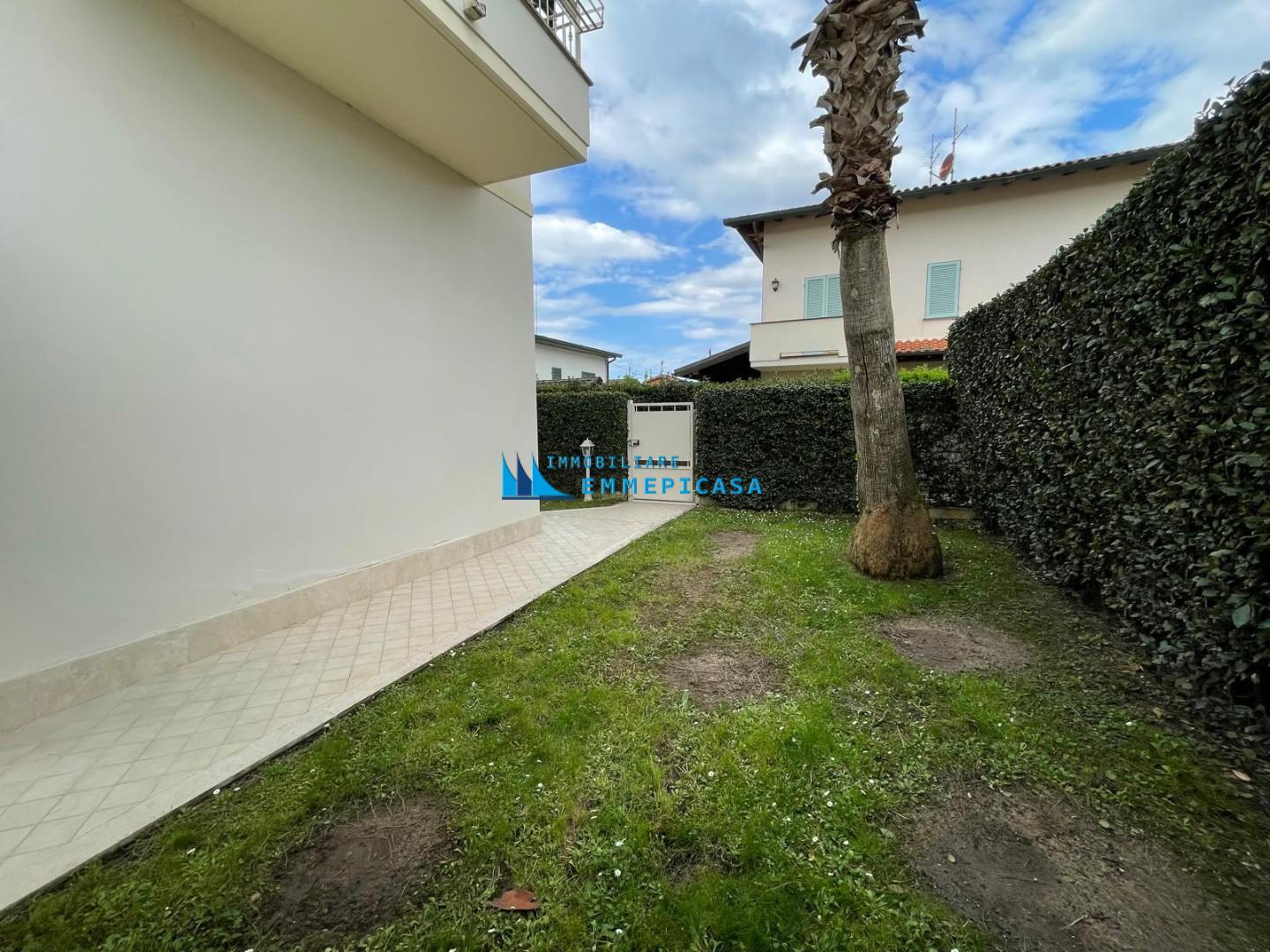 Villa con giardino, Montignoso cinquale