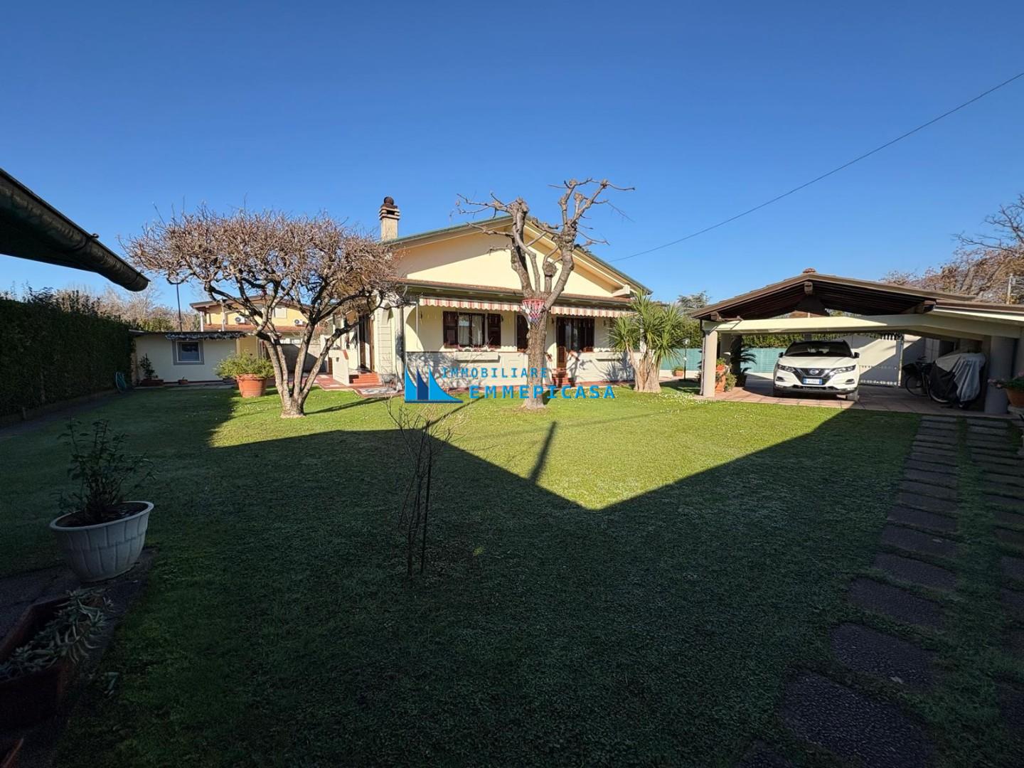 Villa Bifamiliare con giardino, Massa poveromo