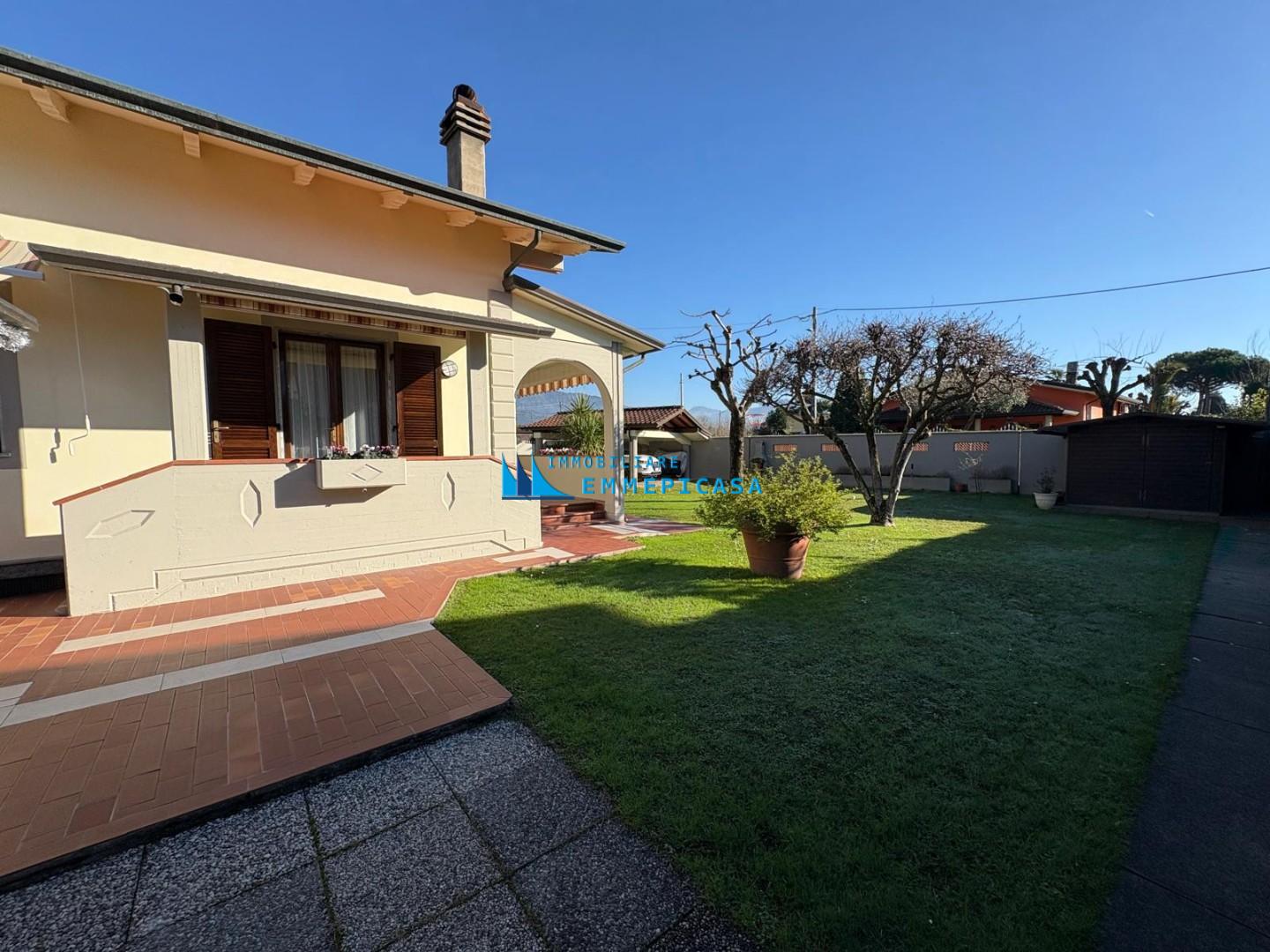 Villa Bifamiliare con giardino, Massa poveromo