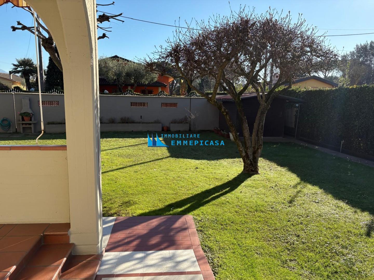 Villa Bifamiliare con giardino, Massa poveromo