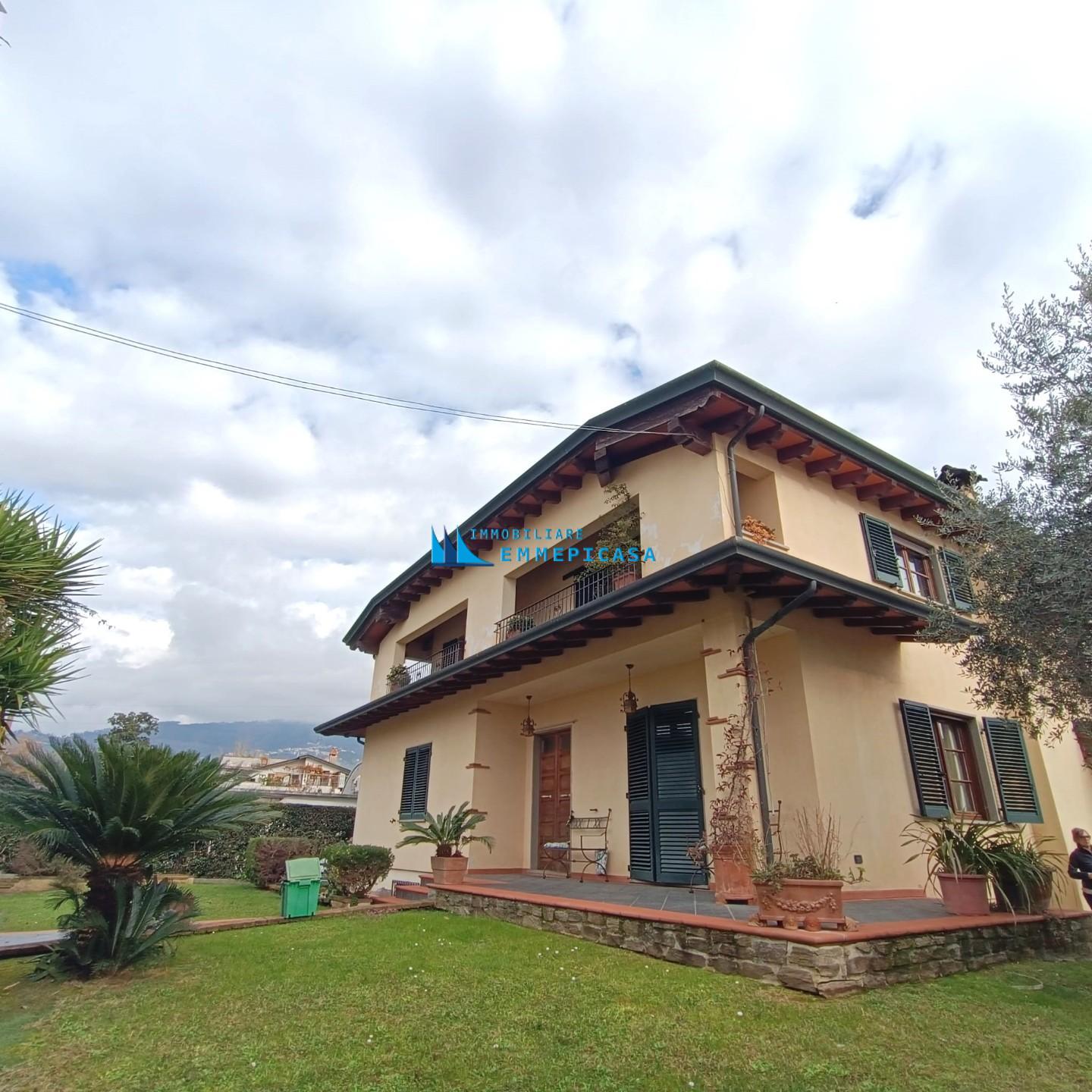 Villa con giardino, Montignoso cervaiolo