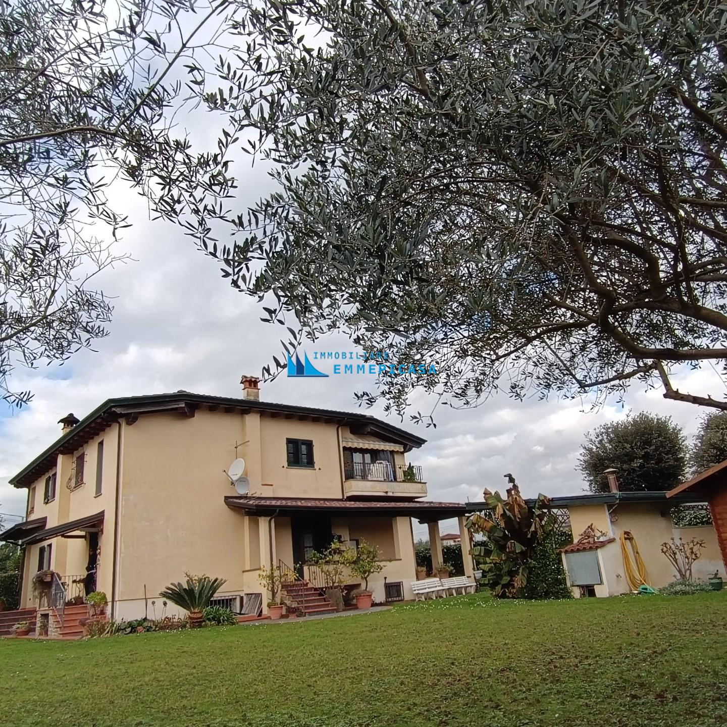 Villa con giardino, Montignoso cervaiolo