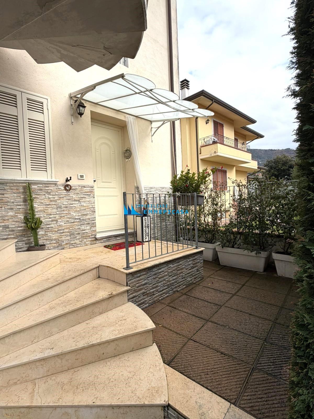 Villa con giardino a Montignoso