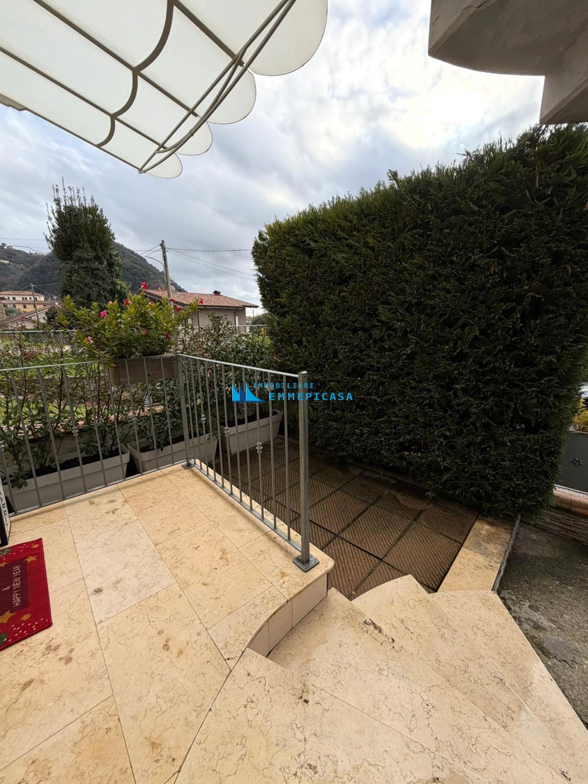 Villa con giardino a Montignoso