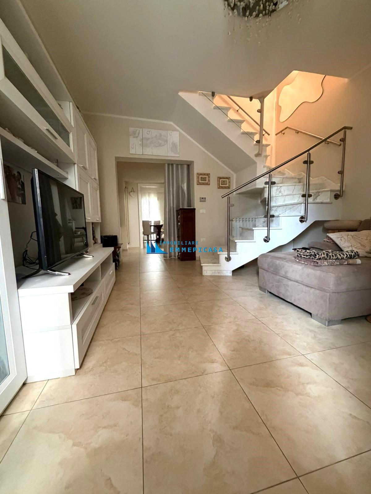 Villa con giardino a Montignoso