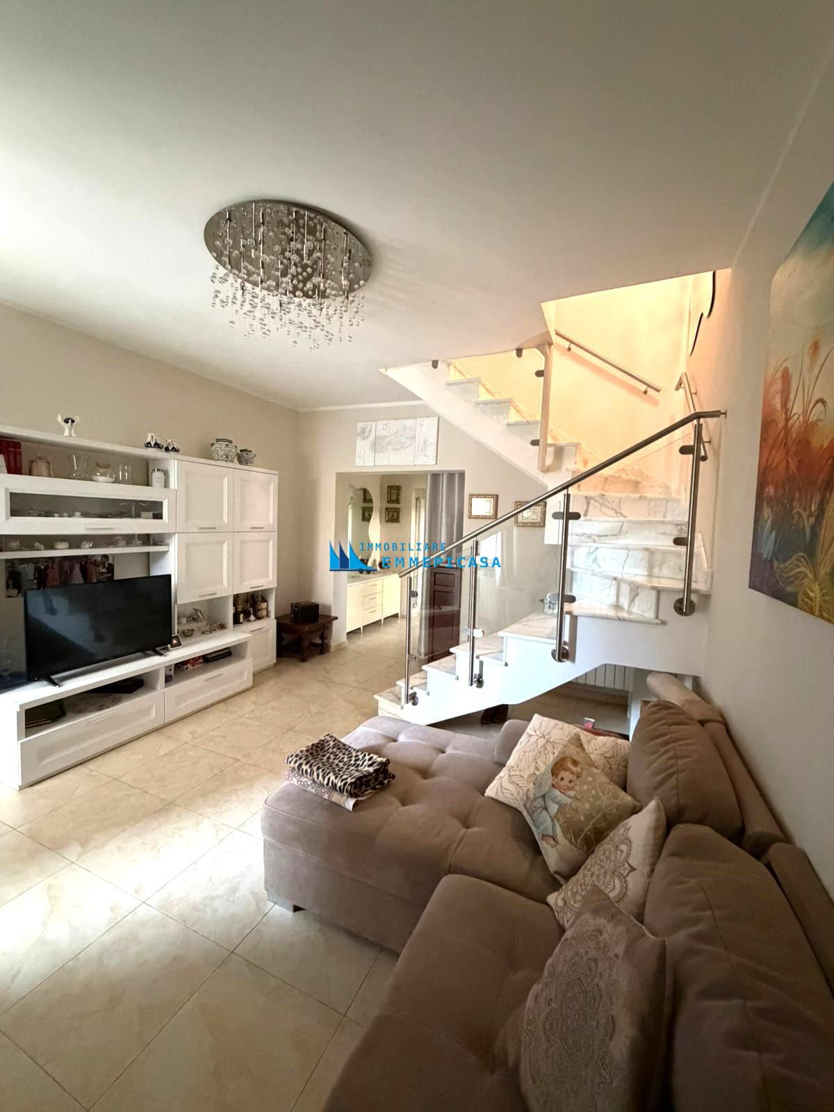 Villa con giardino a Montignoso