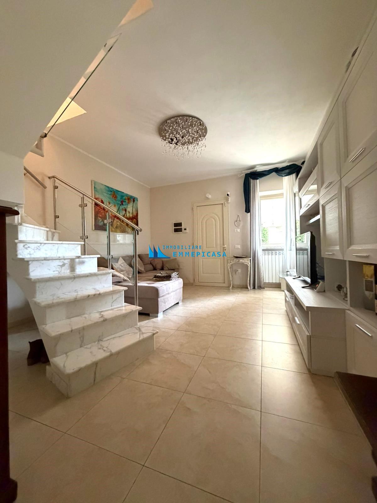 Villa con giardino a Montignoso