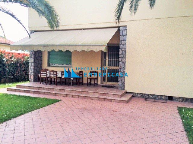 Villa Bifamiliare con giardino, Montignoso cinquale