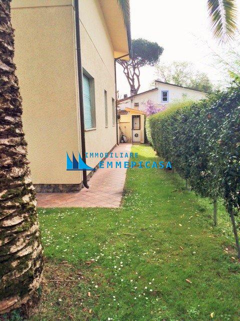 Villa Bifamiliare con giardino, Montignoso cinquale