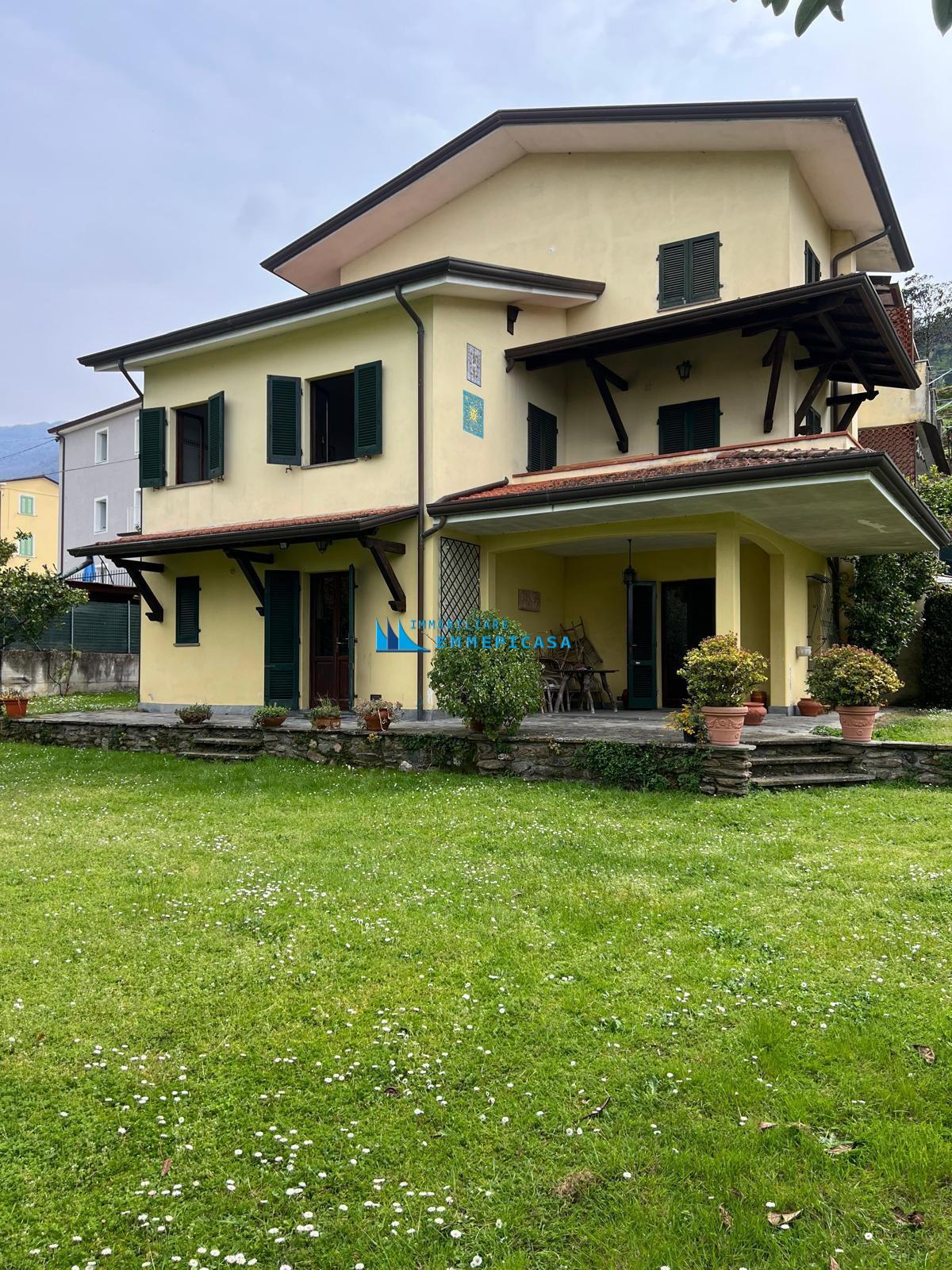 Villa Bifamiliare con giardino, Montignoso capanne