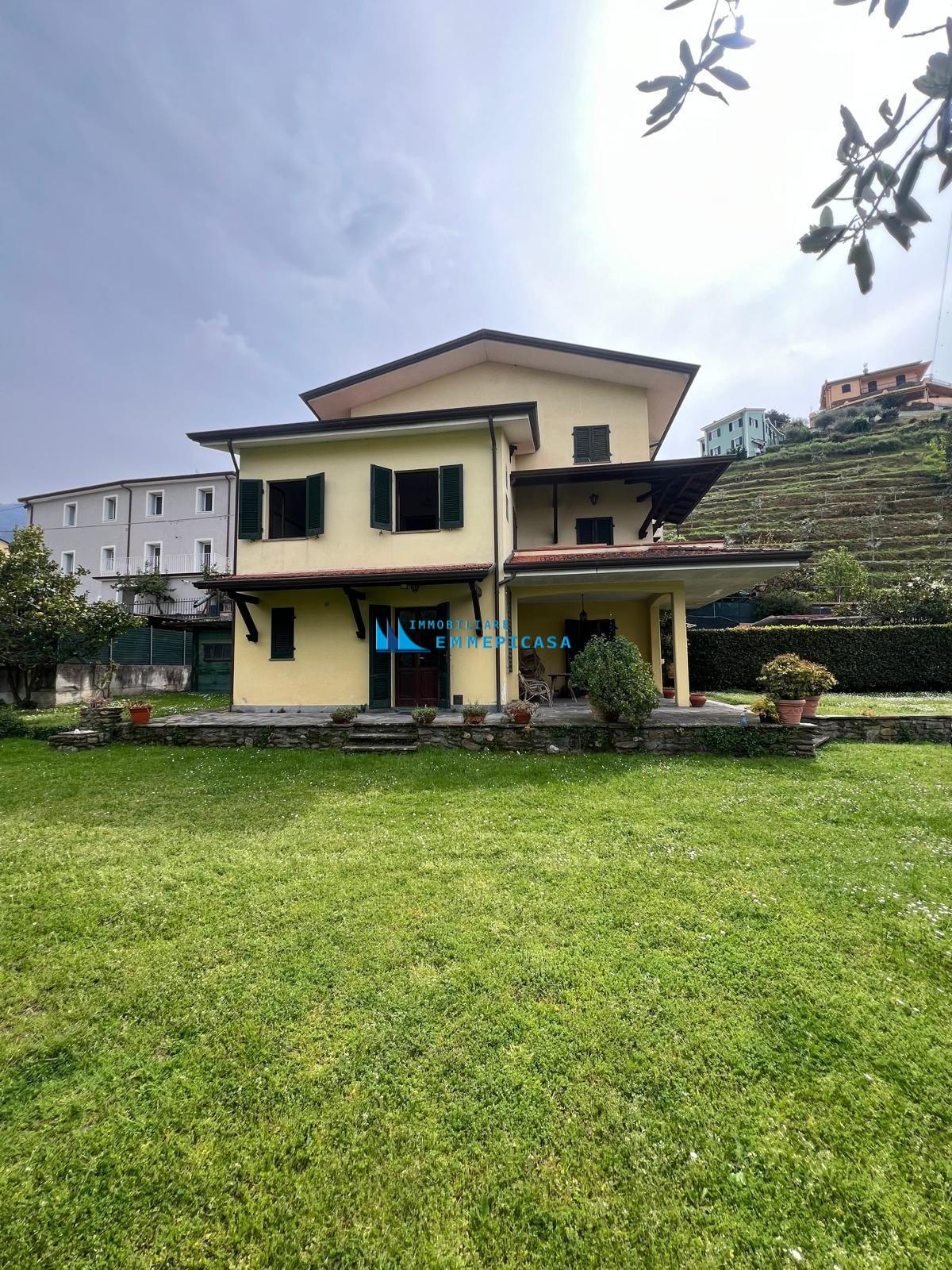 Villa Bifamiliare con giardino, Montignoso capanne