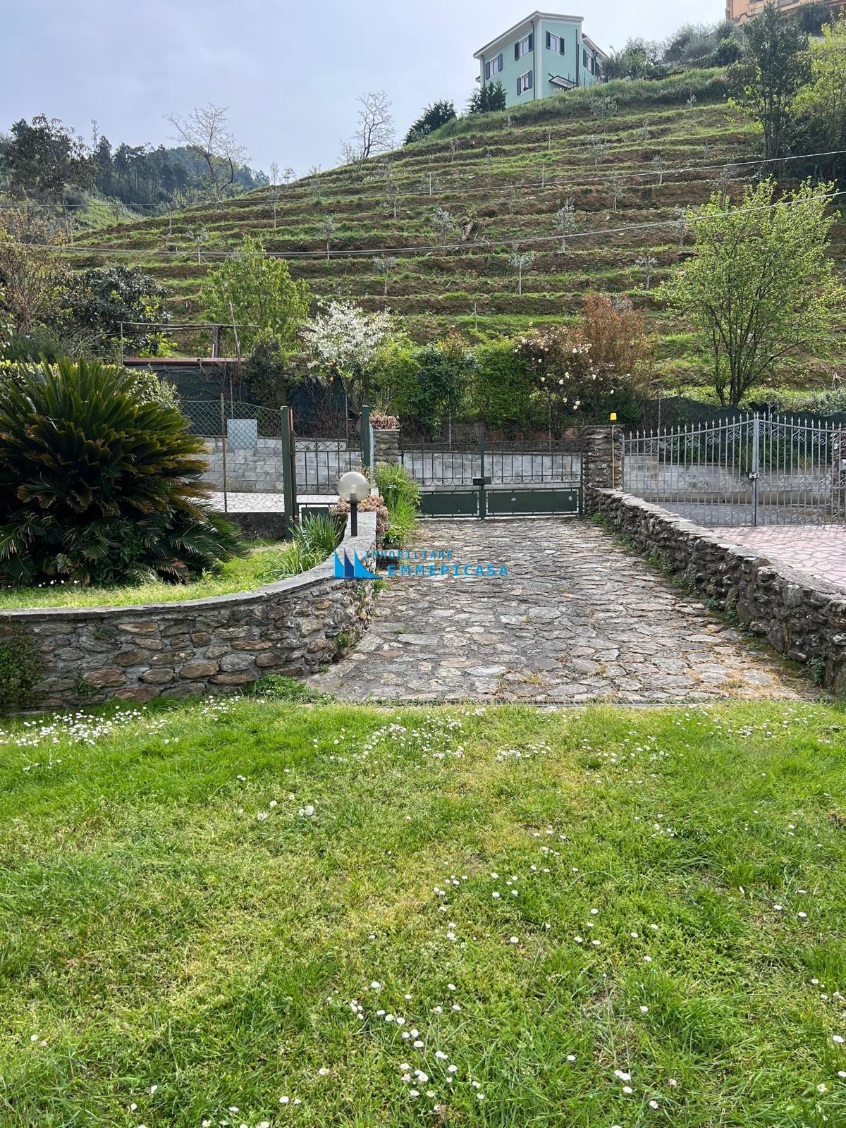 Villa Bifamiliare con giardino, Montignoso capanne