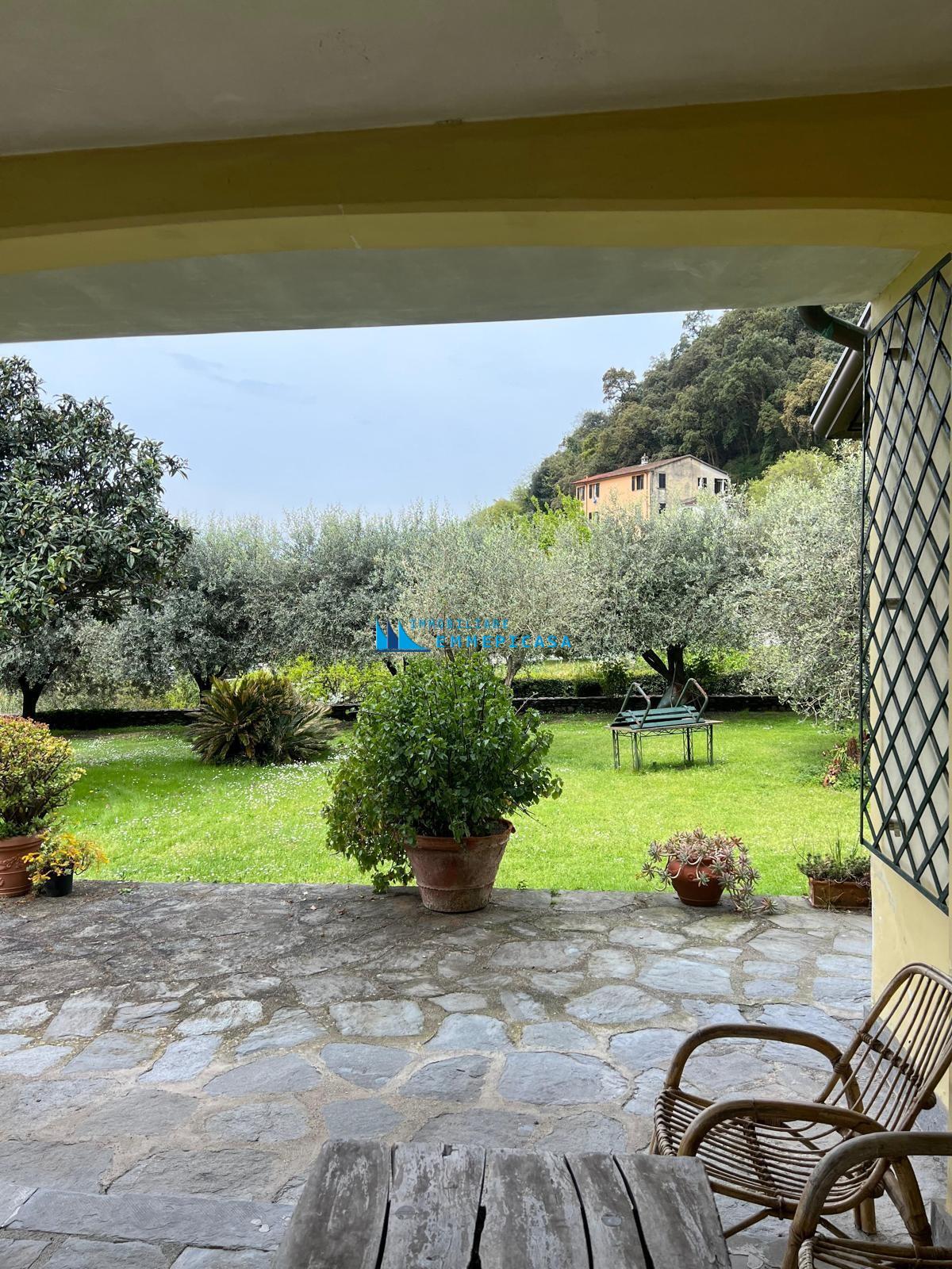 Villa Bifamiliare con giardino, Montignoso capanne
