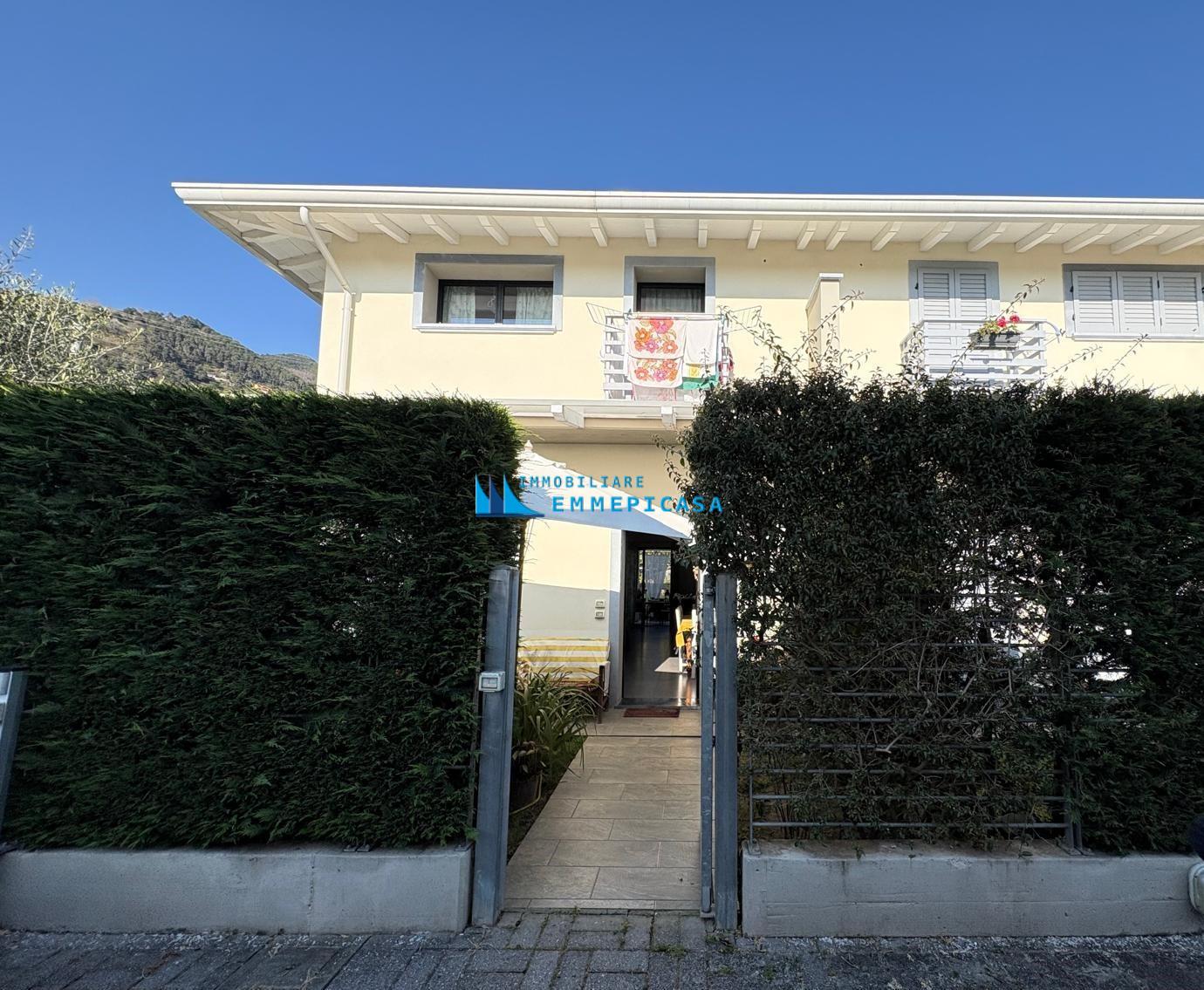 Villa con giardino, Massa capaccola