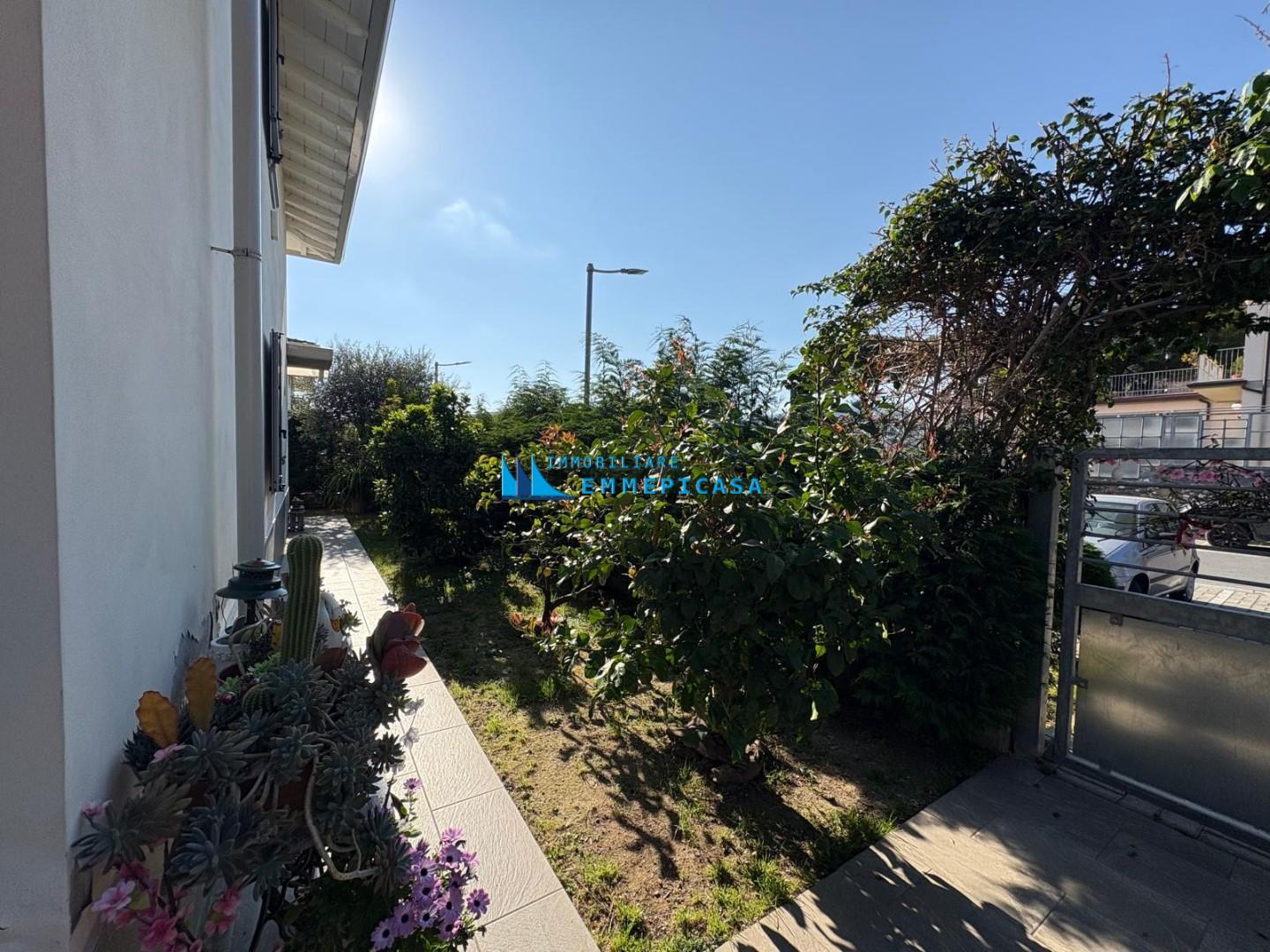 Villa con giardino, Massa capaccola