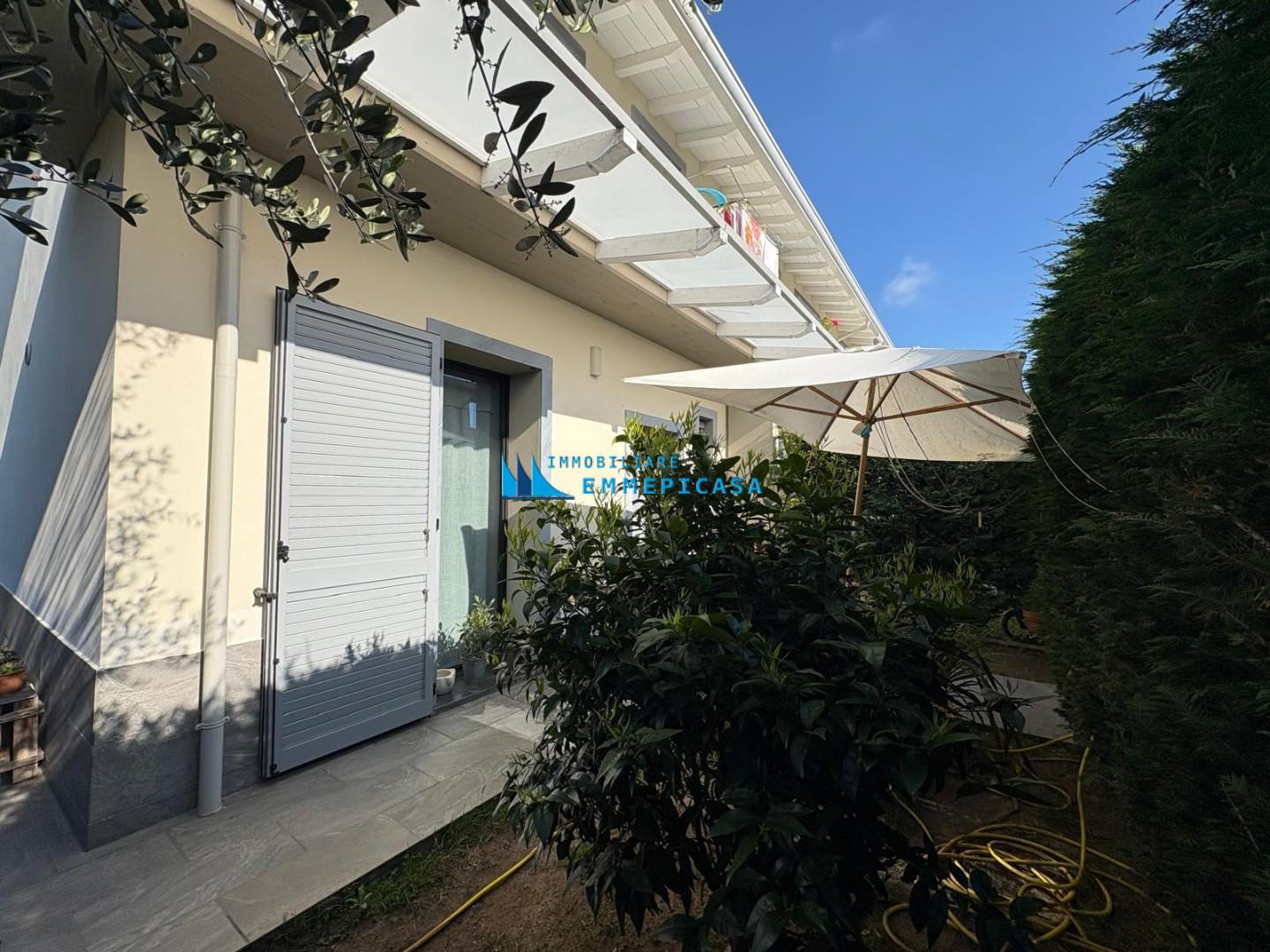 Villa con giardino, Massa capaccola