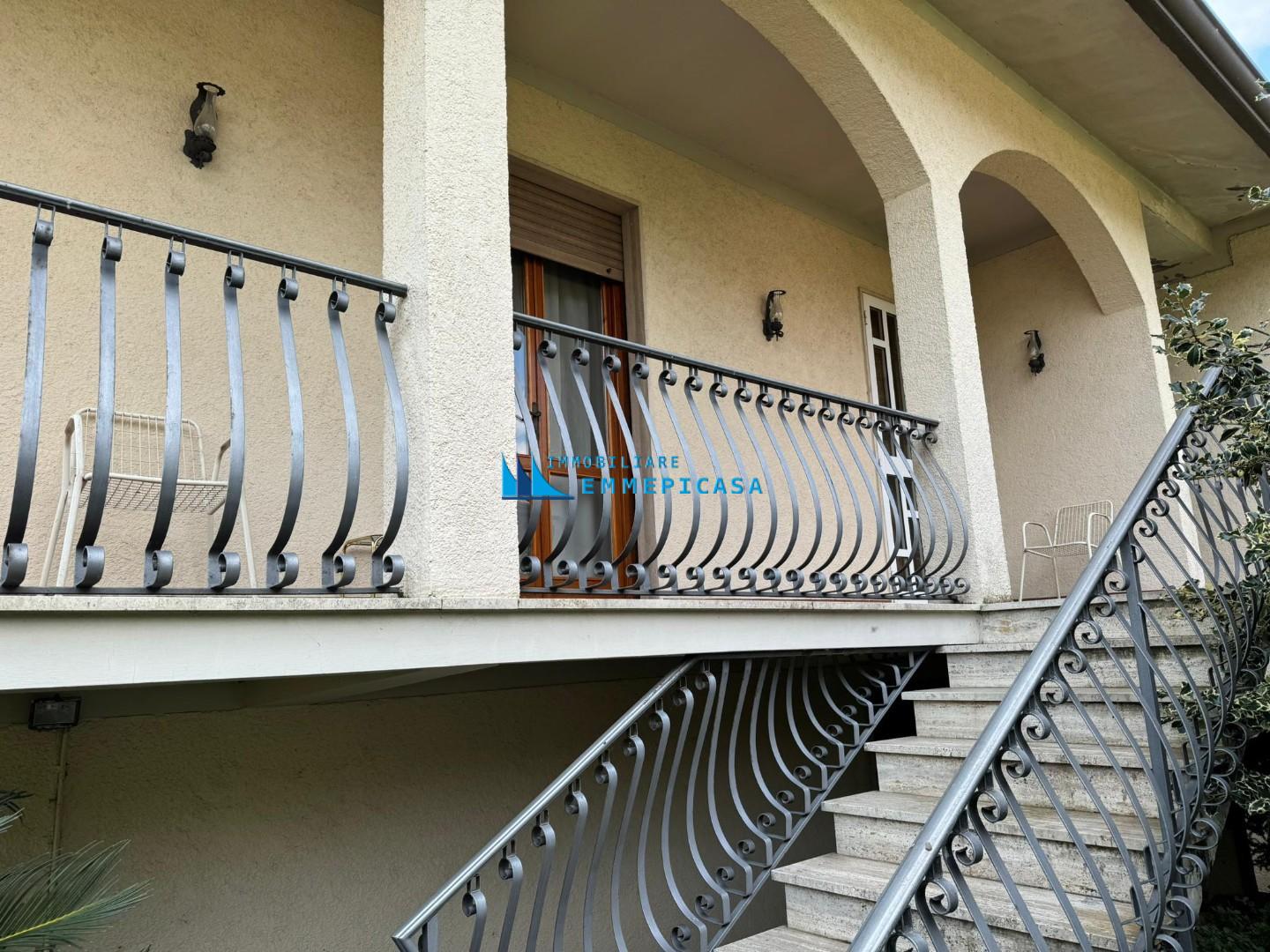 Villa con giardino, Montignoso cervaiolo