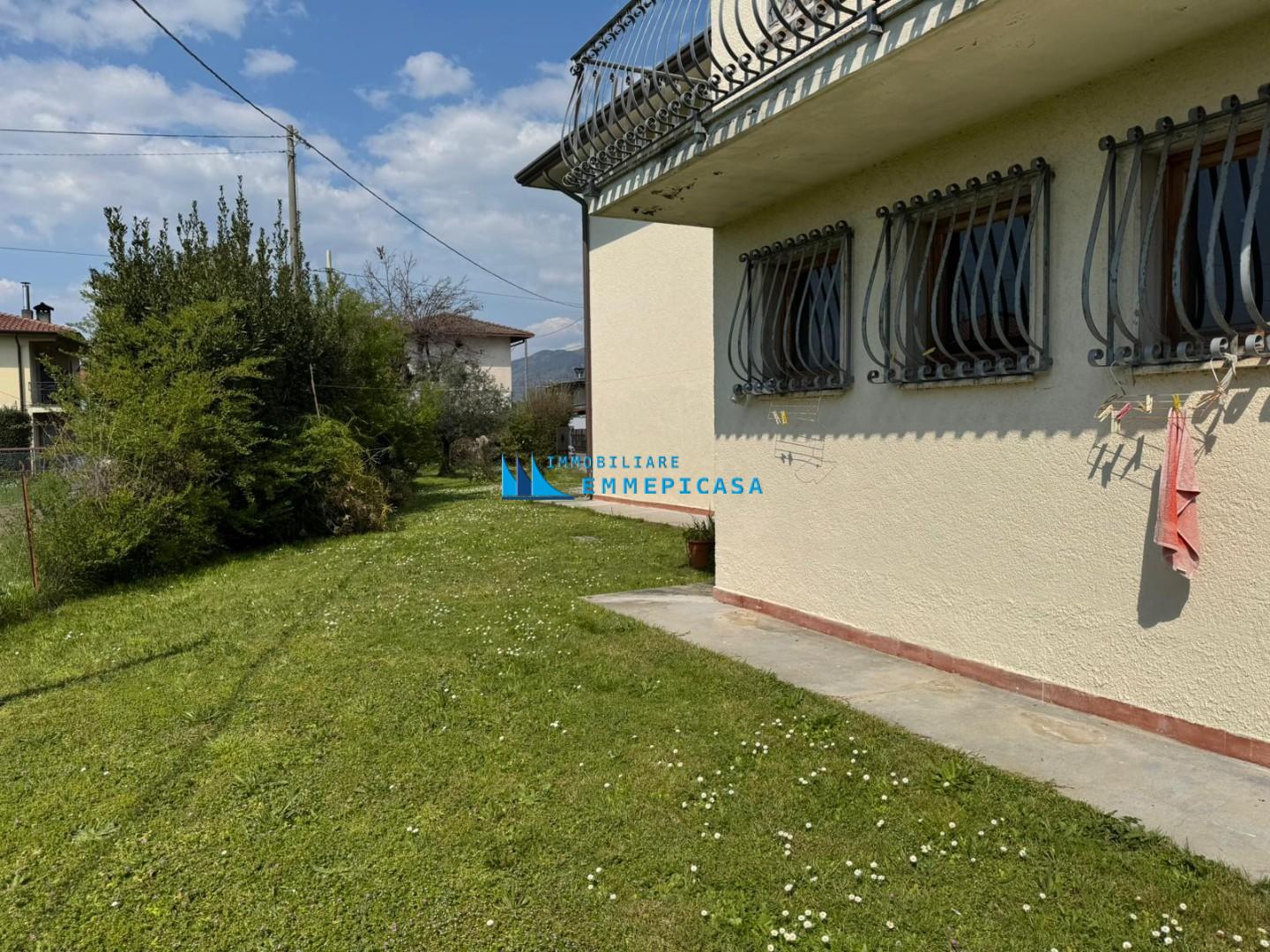 Villa con giardino, Montignoso cervaiolo