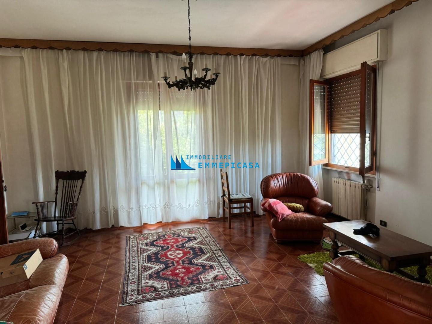 Villa con giardino, Montignoso cervaiolo