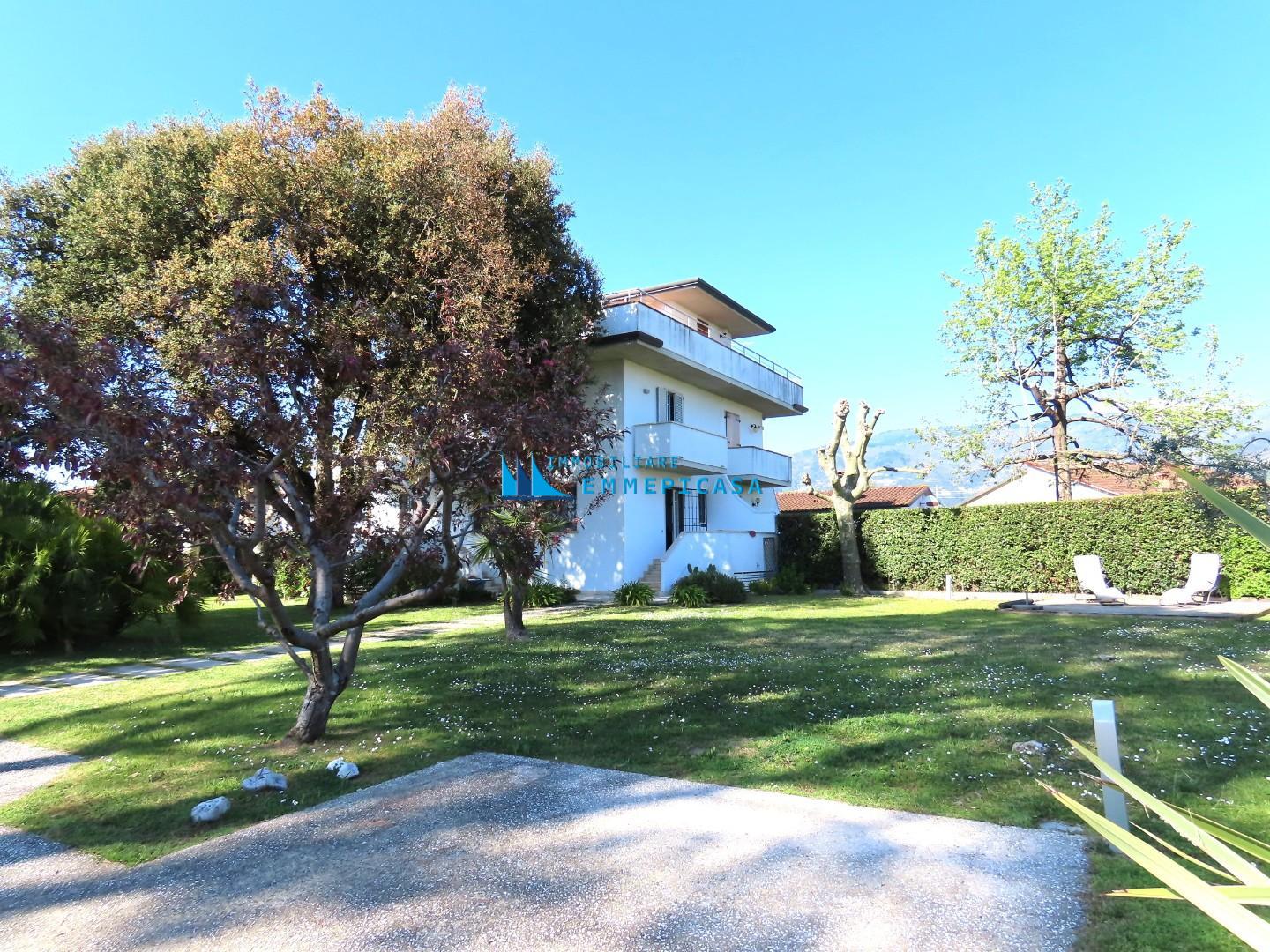 Villa Trifamiliari arredata in affitto, Massa poveromo