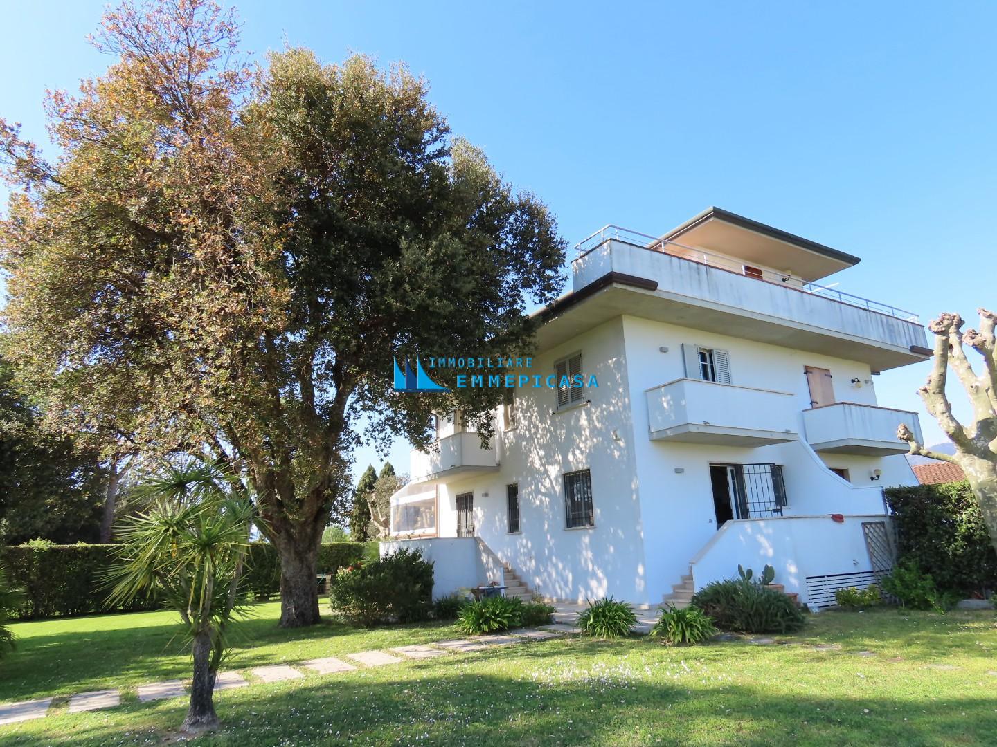 Villa Trifamiliari arredata in affitto, Massa poveromo