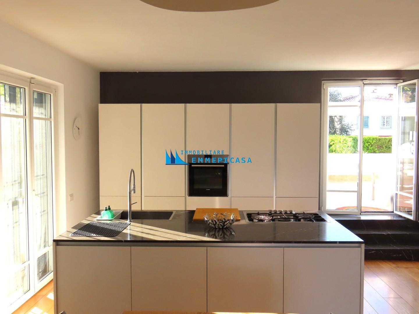 Villa Trifamiliari arredata in affitto, Massa poveromo