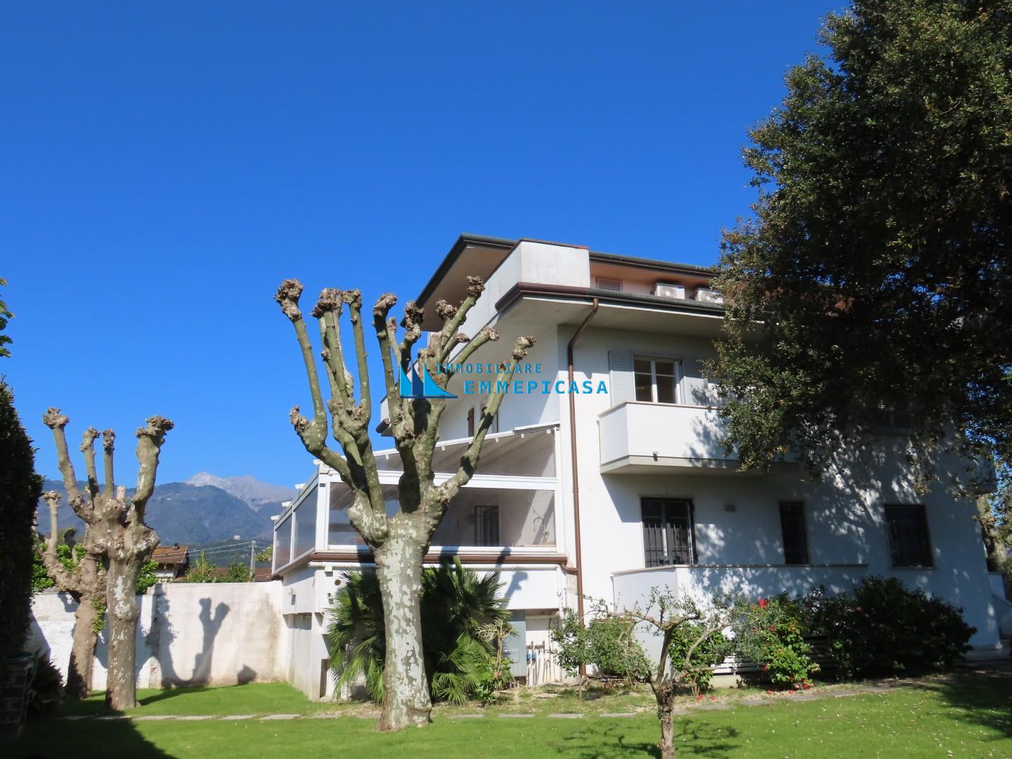 Villa Trifamiliari arredata in affitto, Massa poveromo