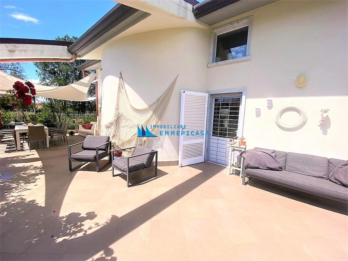 Villa con giardino, Carrara marina di