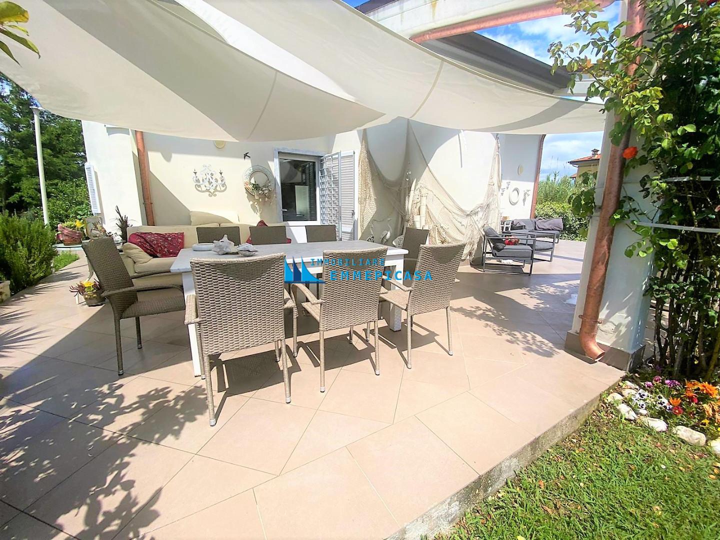 Villa con giardino, Carrara marina di