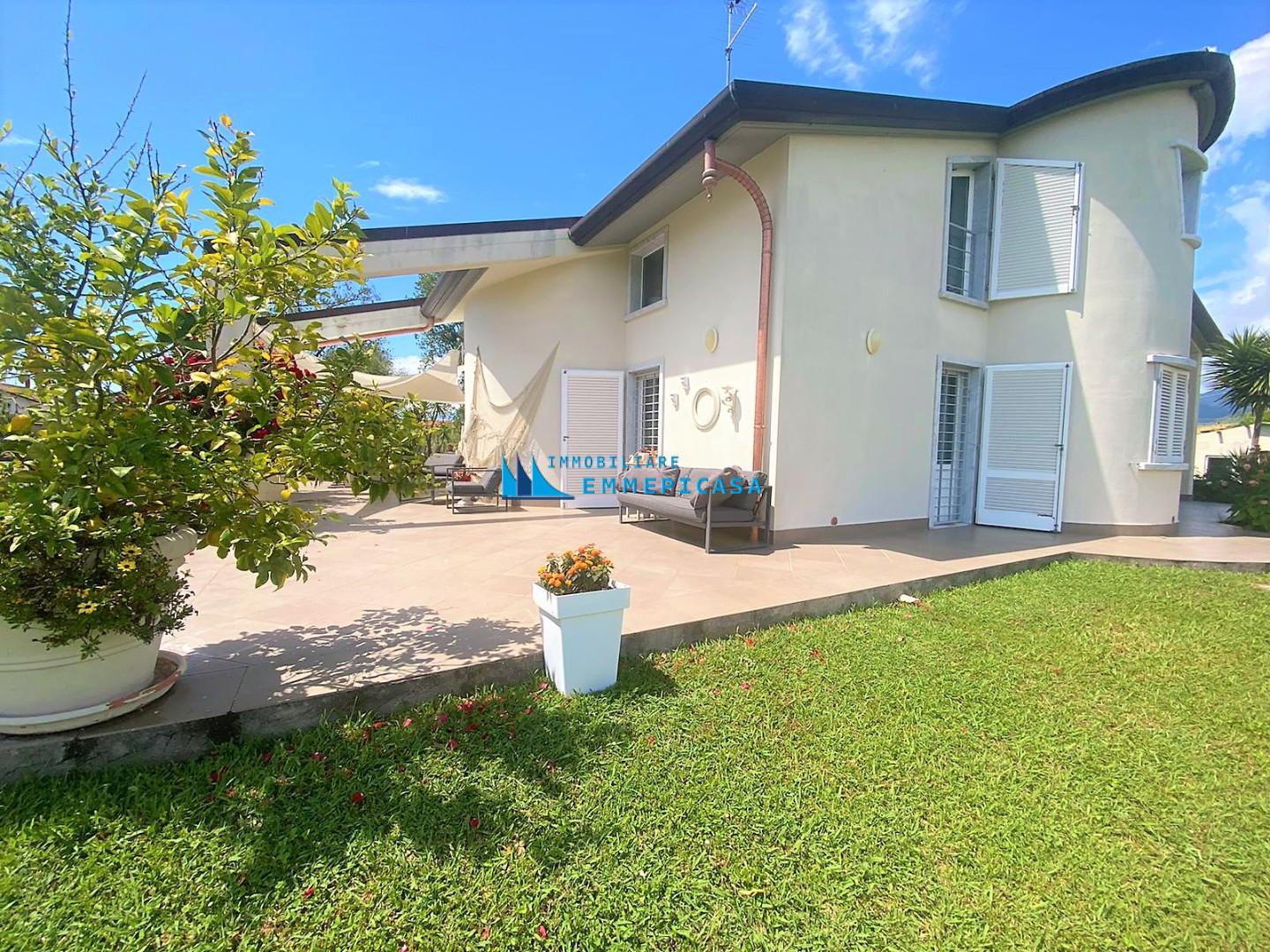 Villa con giardino, Carrara marina di