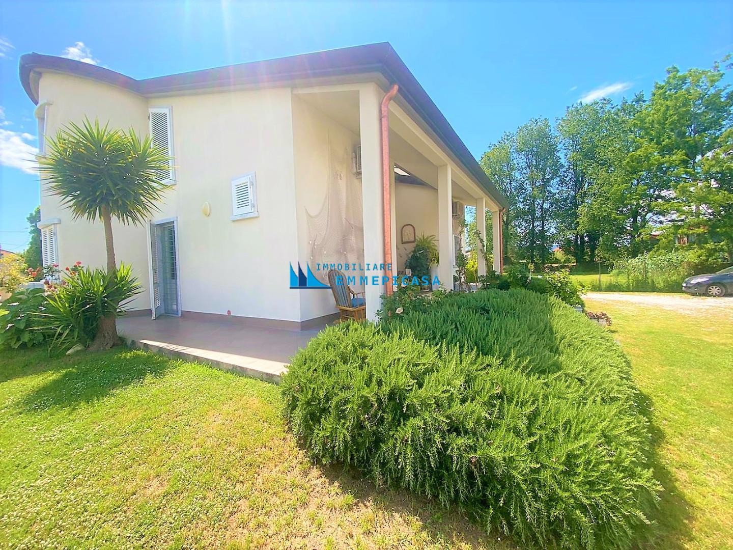 Villa con giardino, Carrara marina di