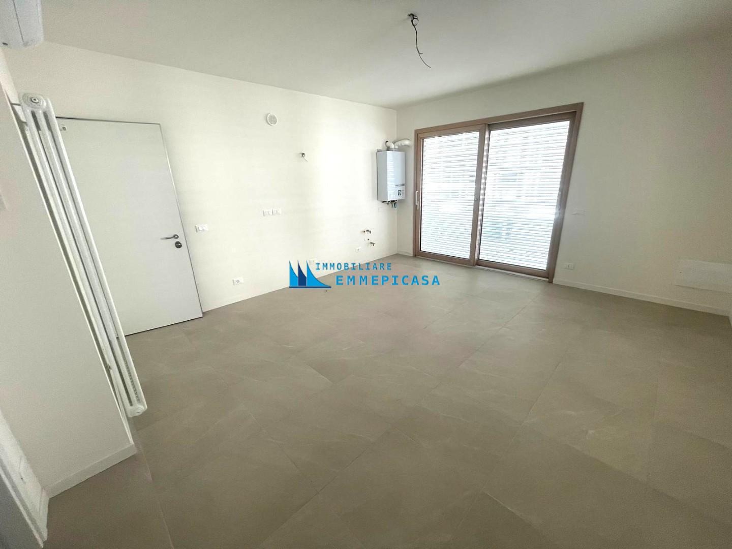 Trilocale con terrazzo, Massa ronchi