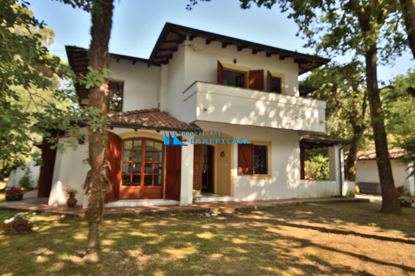 Villa Bifamiliare con giardino, Massa poveromo